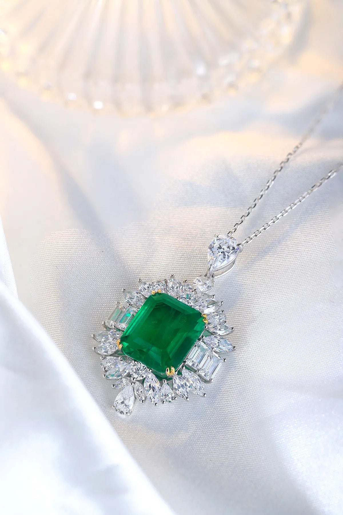 Gemfiori Anster 925 Sterling Silver High-quality Cultivated Emerald Necklace - Suitable for Parties or As a Gift