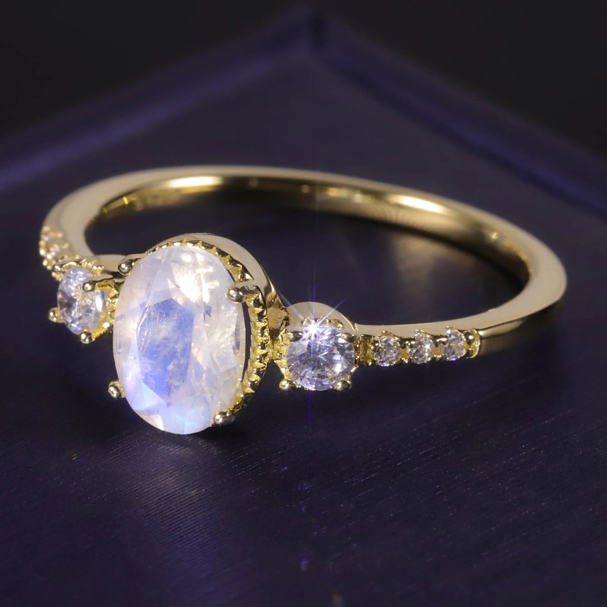 ArtistA Abiding Unique Design Exquisite 925 Silver Inspired Faceted Natural Milky Blue Moonstone Cluster Halo Ring for Women Bijoux