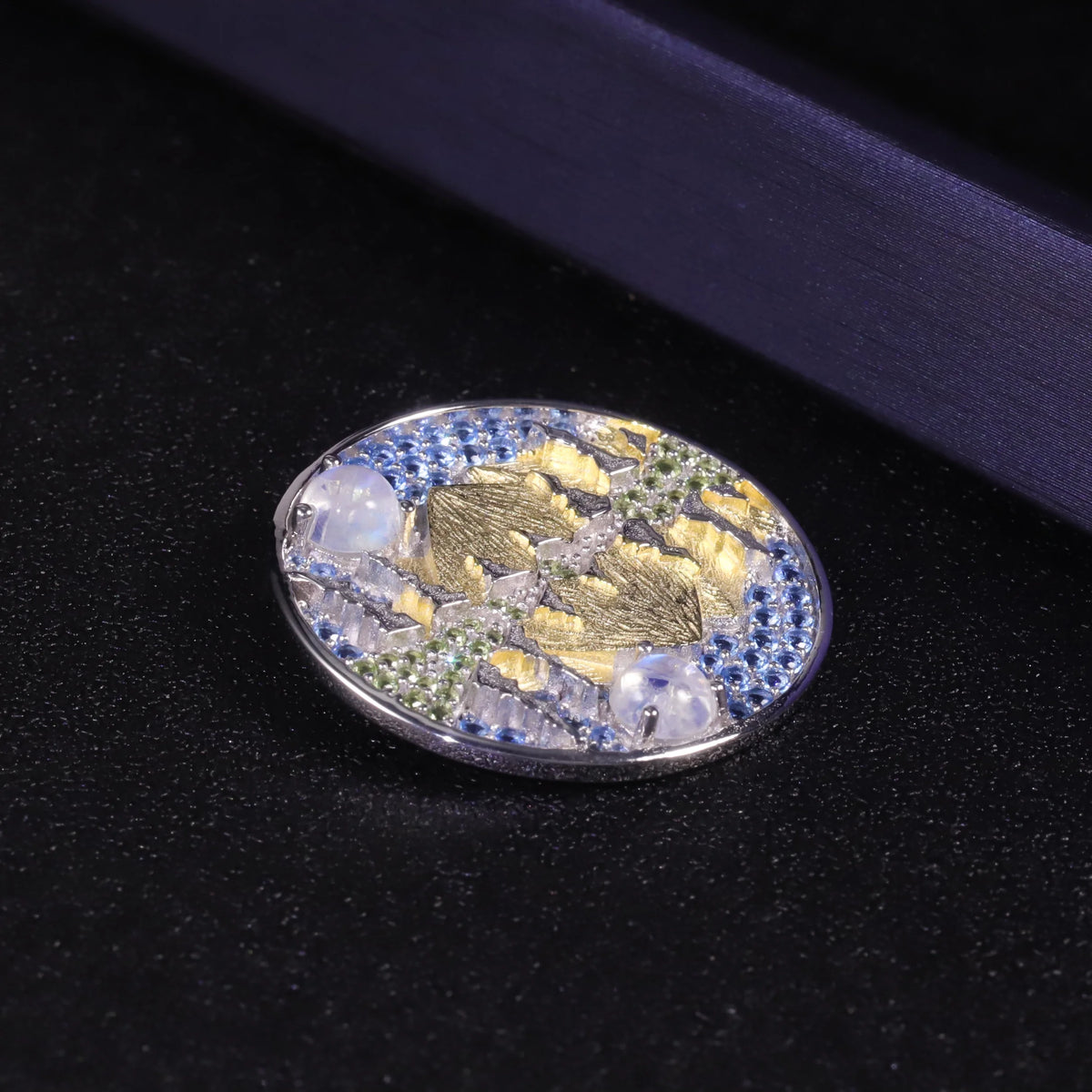ArtistA C8195 Abiding Unique Iceberg Mountain Landscape Moonlit Scene Circle Round 925 Silver Natural Moonstone Necklace Pendant