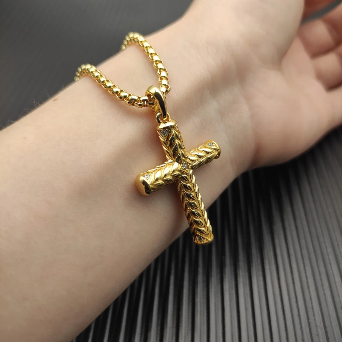 FASHIONISTA DY High-Quality Silver-Plated Cross Diamond Necklace. Gold-Plated Cross Diamond Necklace. Jewelry .