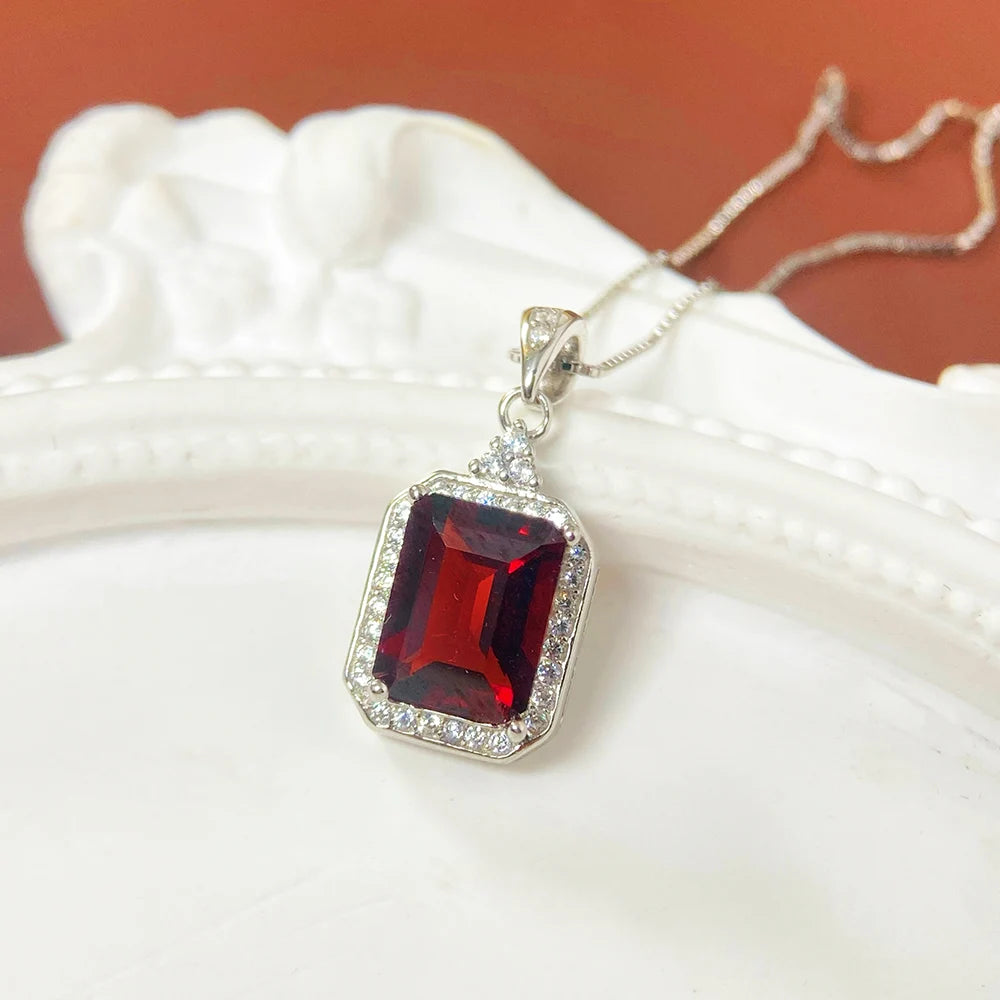 Gioiellieri Natural Garnet Pendant Necklace 925 Sterling Silver Rhodium Plated Luxury Women's Third Party Certified Yashiman Claw Setting