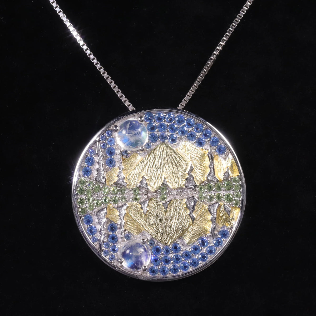 ArtistA C8195 Abiding Unique Iceberg Mountain Landscape Moonlit Scene Circle Round 925 Silver Natural Moonstone Necklace Pendant