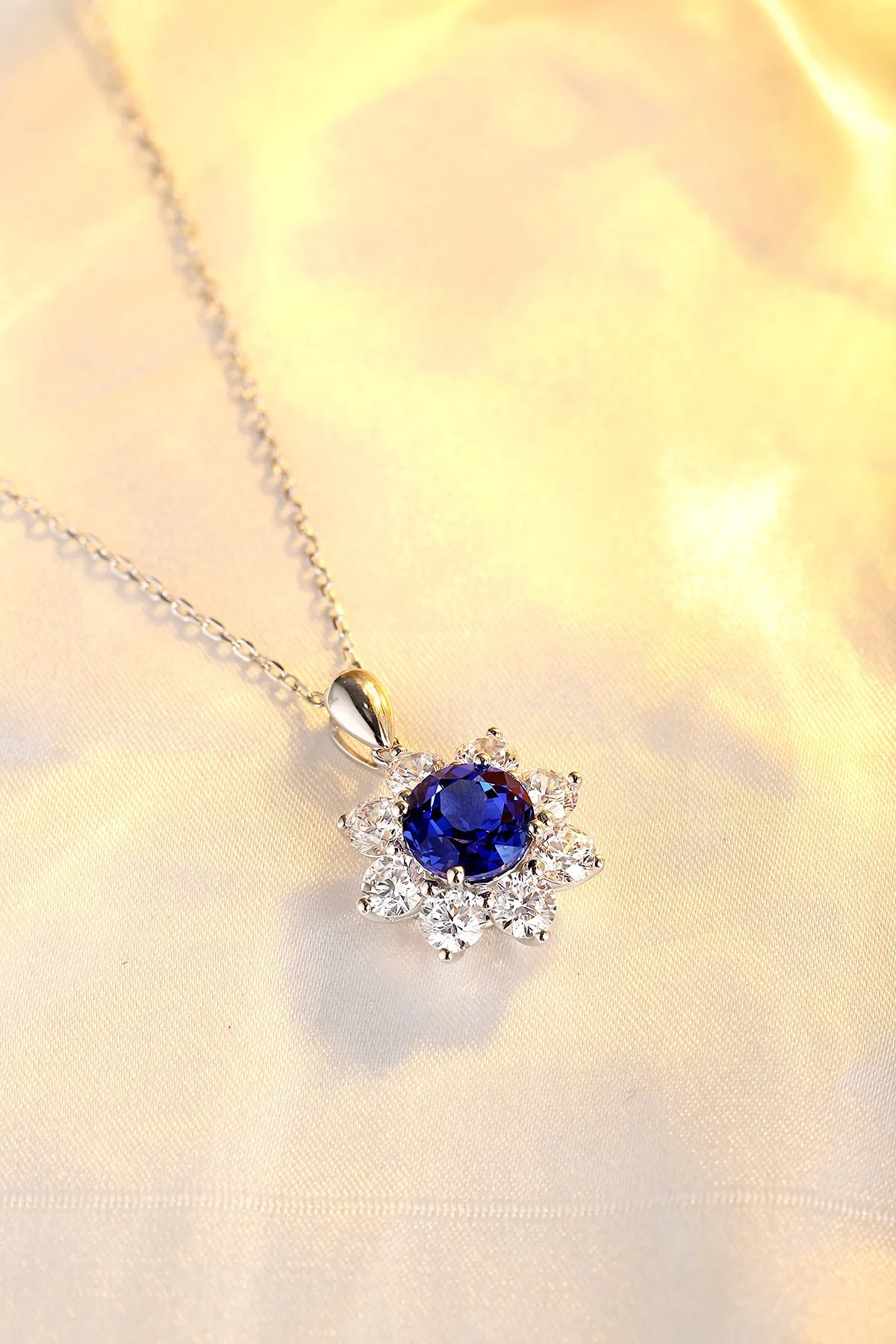 Gemfiori Anster 925 Sterling Silver High-quality Cultivated Sapphire Necklace - Suitable for Parties or As a Gift