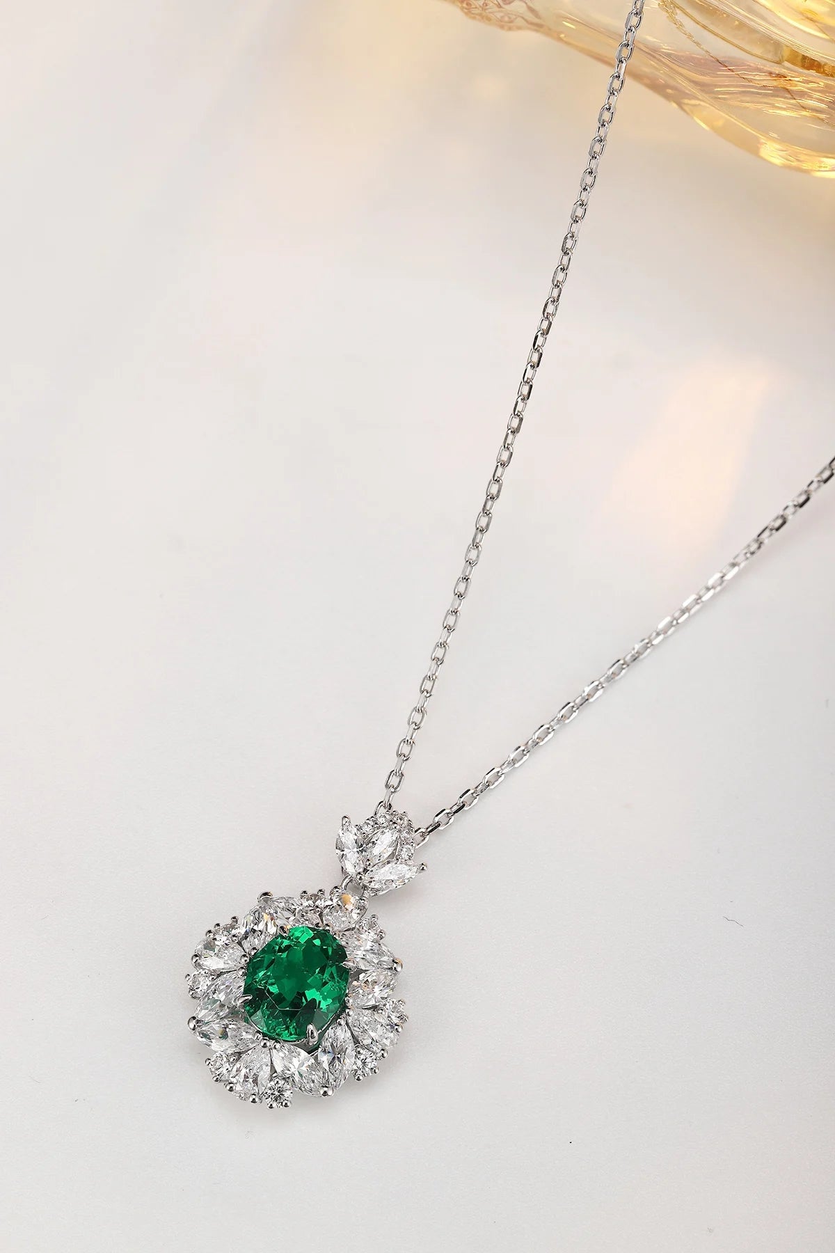 Gemfiori Anster 925 Sterling Silver High-quality Cultivated Emerald Necklace - Suitable for Parties or As a Gift