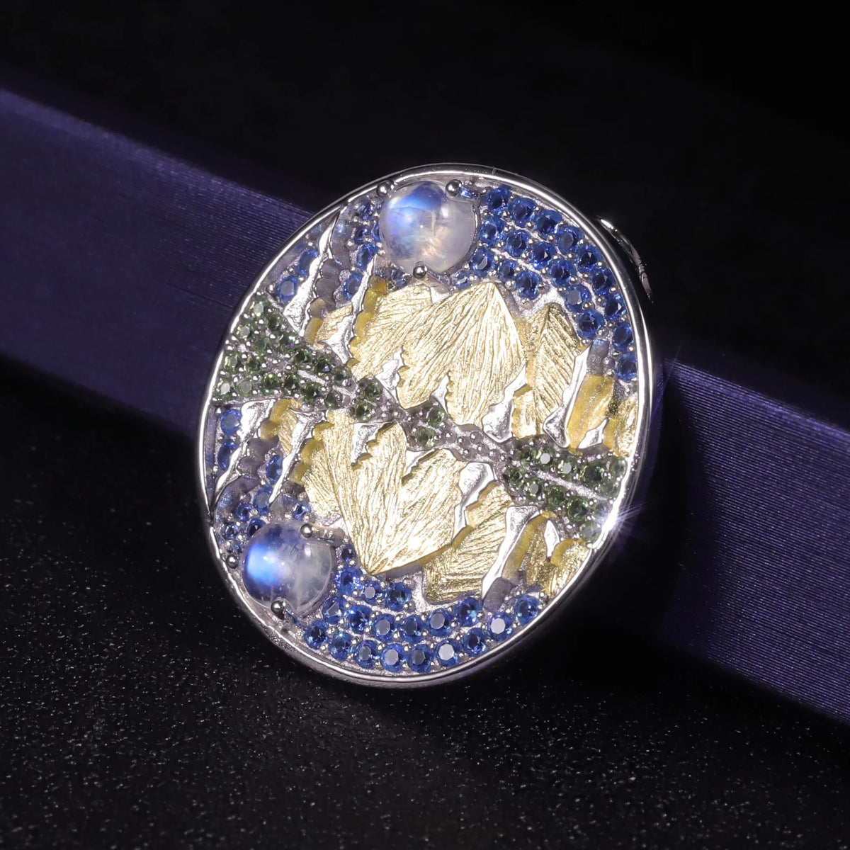 ArtistA C8195 Abiding Unique Iceberg Mountain Landscape Moonlit Scene Circle Round 925 Silver Natural Moonstone Necklace Pendant