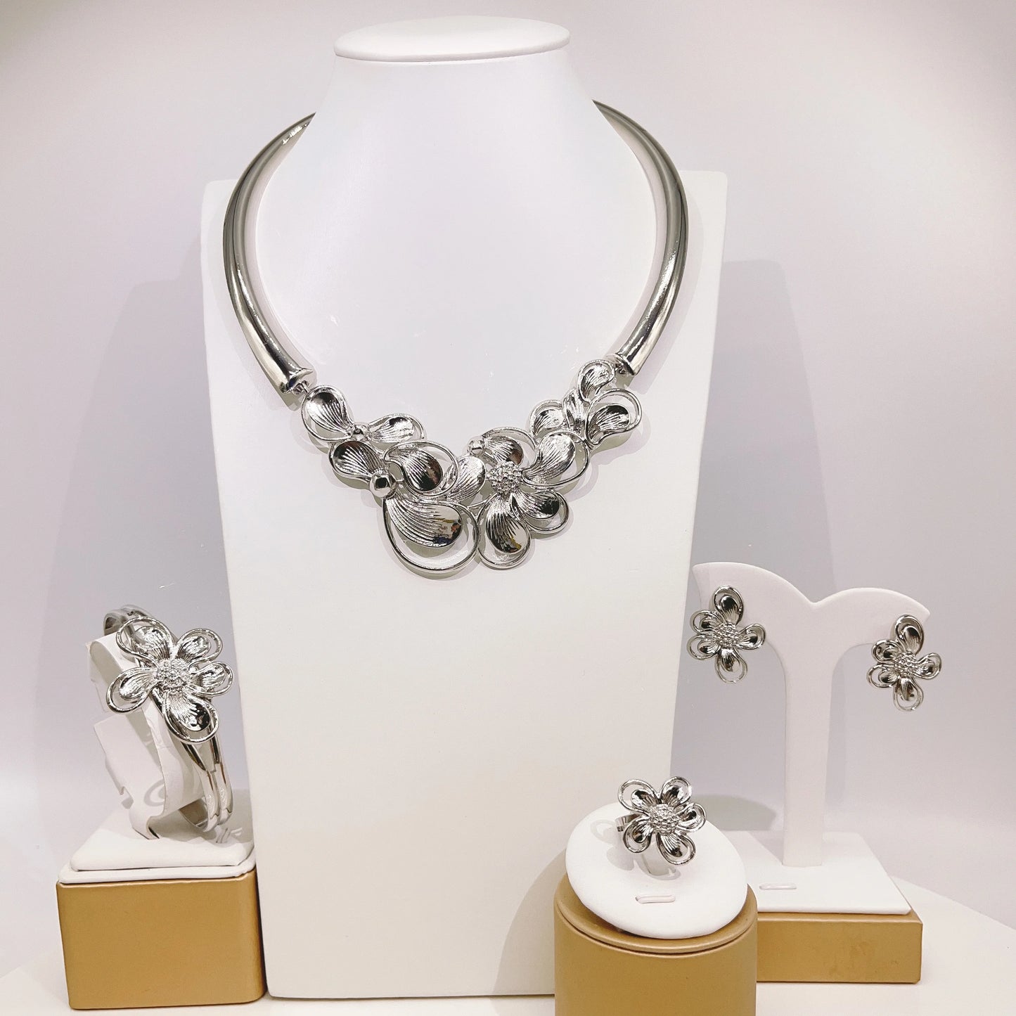 Zhuerrui Electroplated Jewelry Women's Jewelry Set Silver Flowers Necklace Jewelry Sets Fashionable Bridal Accessories HA20053