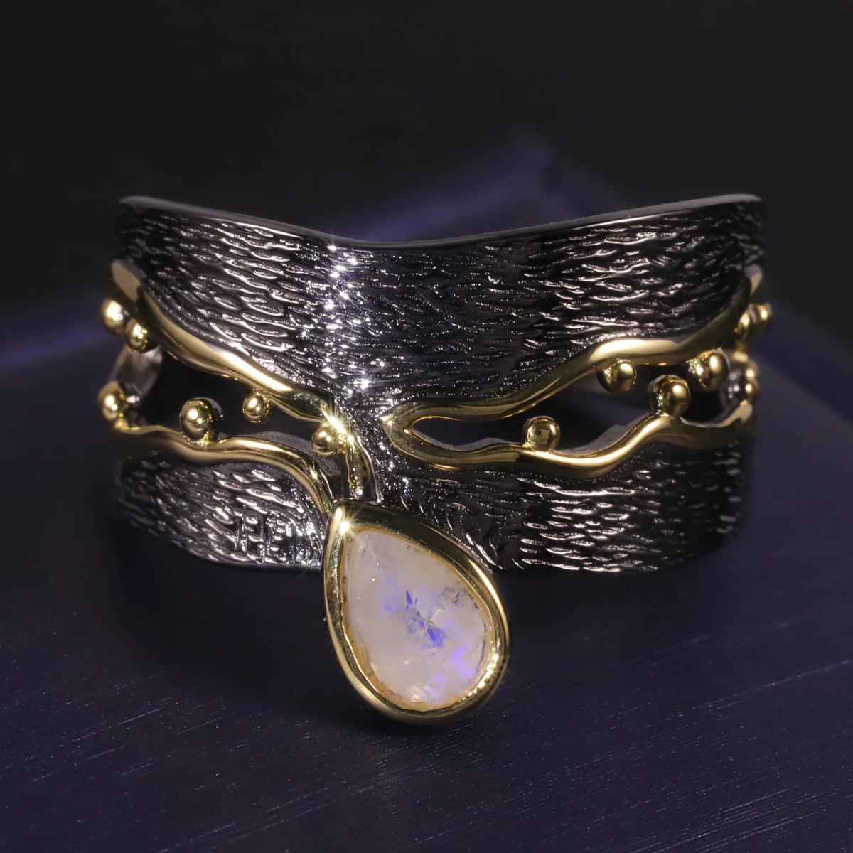 ArtistA Abiding Unique Design Exquisite 925 Silver Inspired Faceted Natural Milky Blue Moonstone Cluster Halo Ring for Women Bijoux