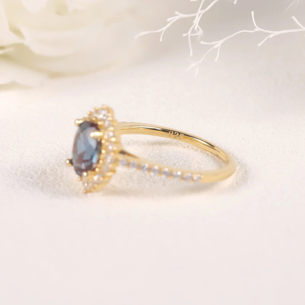 ArtistA OL0923 Abiding Delicate Exquisite White Cz Halo Oval Cut 6x8MM Lab Grown Alexandrite 925 Sterling Silver Fine Jewelry Ring