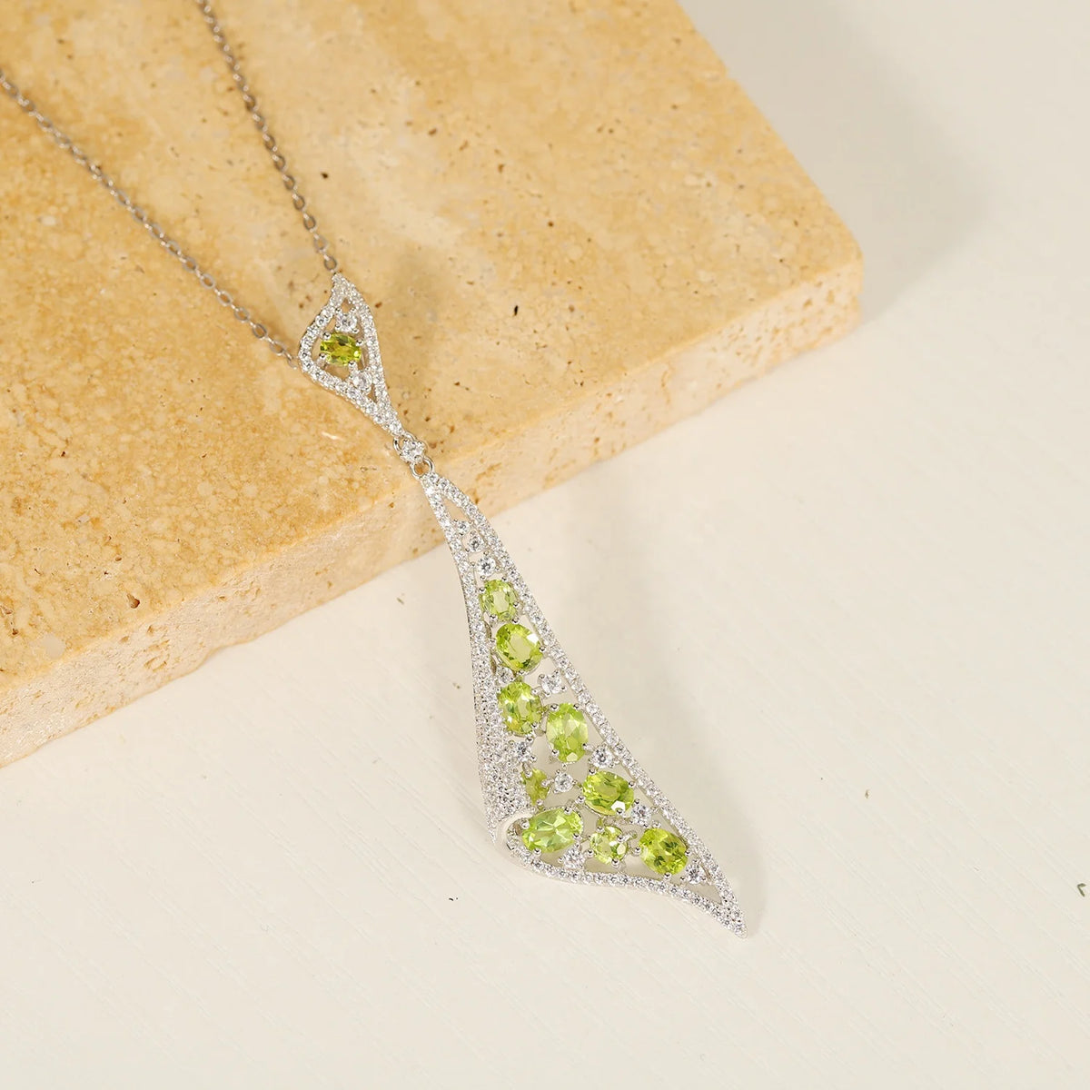 ArtistA Abiding Beautiful Luxury Cluster Set Natural Peridot Gemstone 925 Silver Long Drop Pendant Earrings Ring Jewelry Set for Bridal