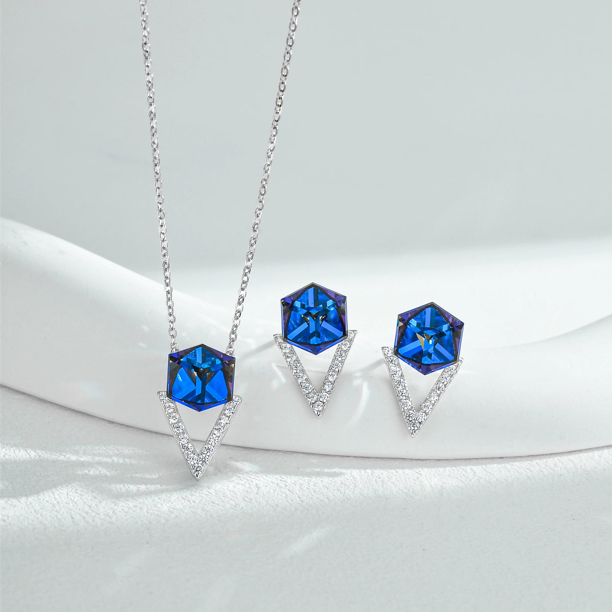 ArtistA OEM ODM 925 Sterling Silver Crystal Jewelry Set Factory Women Daily Wear Rhodium Plated V Charm Necklace for Women