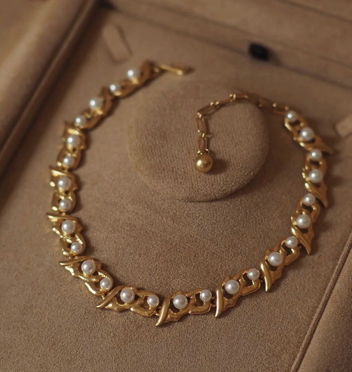Bella Viva Vintage Hollow Leaf Necklace and Earrings, 18K Gold Plated Brass, Gift Jewelry Set for Women Daily & Formal Occasions