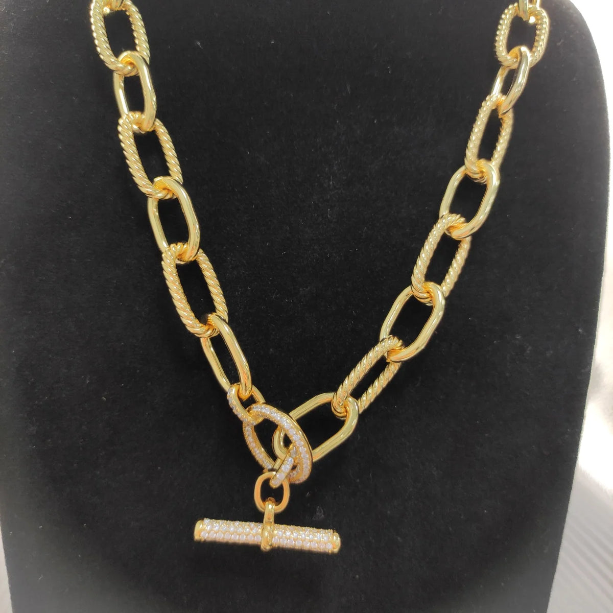 FASHIONISTA David High-Quality Silver-Plated Copper Alloy Sapphire and Diamond Necklace. Jewelry .