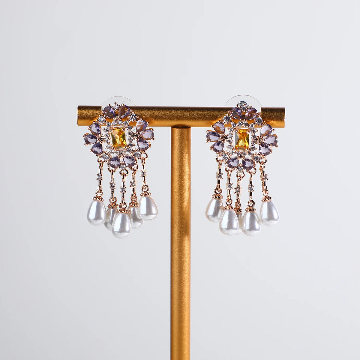 Luxury Bling Flower Shaped Pearl Drop Earrings for Women Trendy Designer Earrings with Zircon and Brass Material