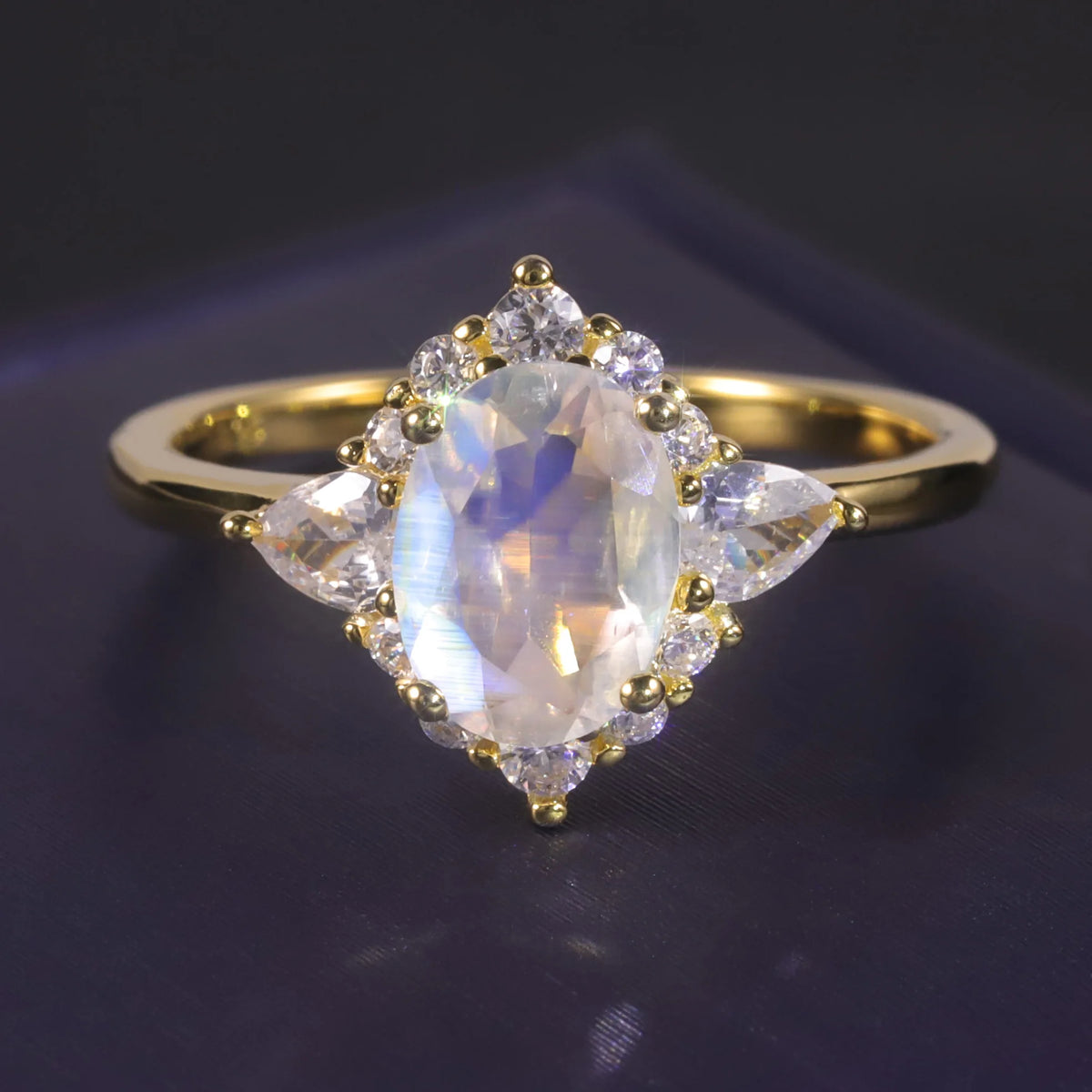 ArtistA Abiding Unique Design Exquisite 925 Silver Inspired Faceted Natural Milky Blue Moonstone Cluster Halo Ring for Women Bijoux