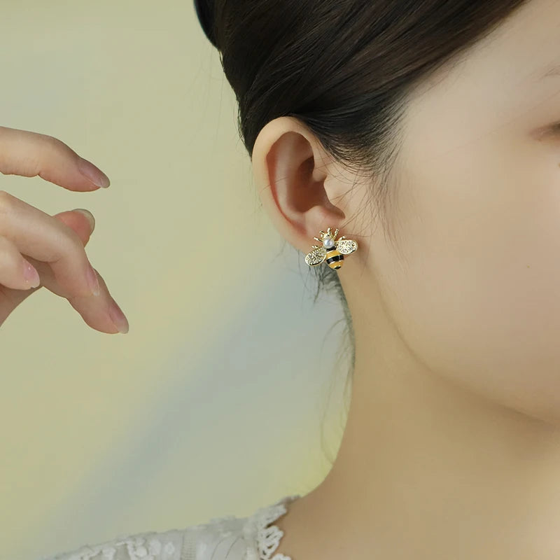 Asymmetric Bee Flower Natural Freshwater Pearl Stud Earrings 18K Gold Plated Pierced Fashion Earrings Jewellery Woman GE1746