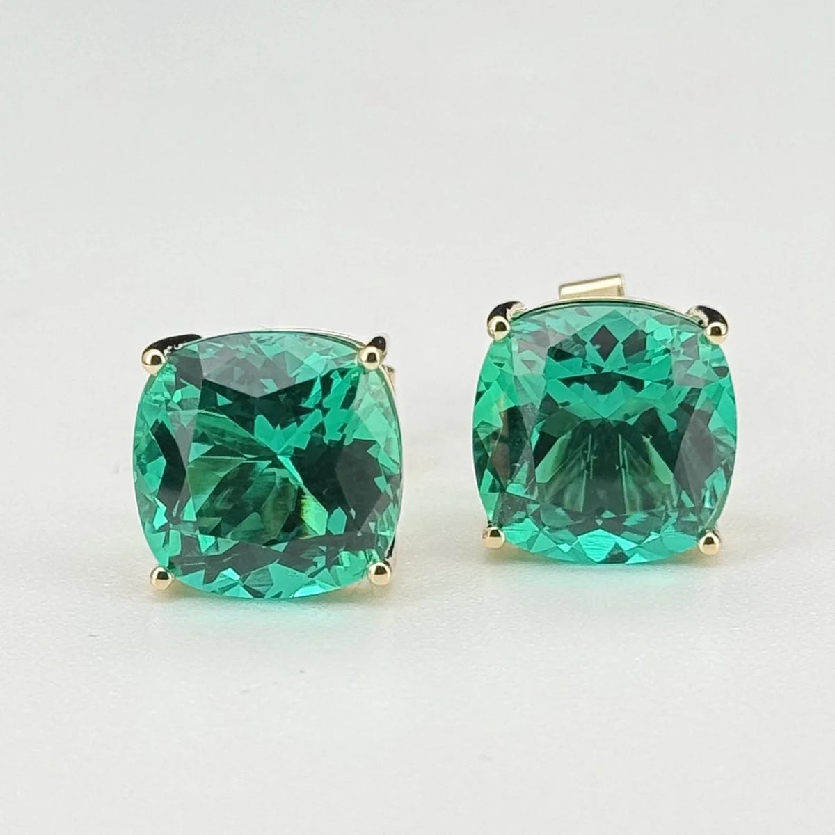 ArtistA Customized 18K Yellow Gold Hydrothermal Lab Green Emerald Cushion Shape 11x11mm 5 Carat Gemstone Stud Earrings