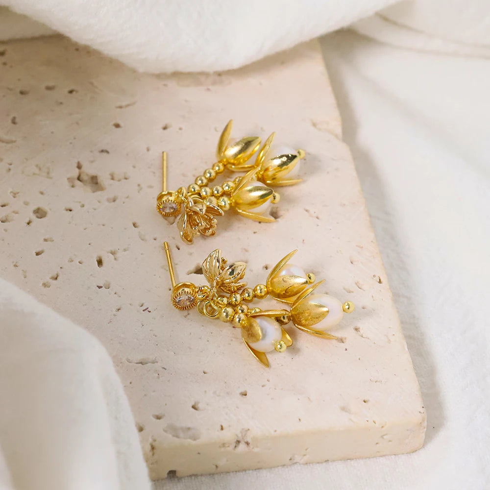 Natural Freshwater Pearls with Golden Flowers and Leaves Earrings for Women Korean Classic Vintage Fashion Jewelry Stud Earrings
