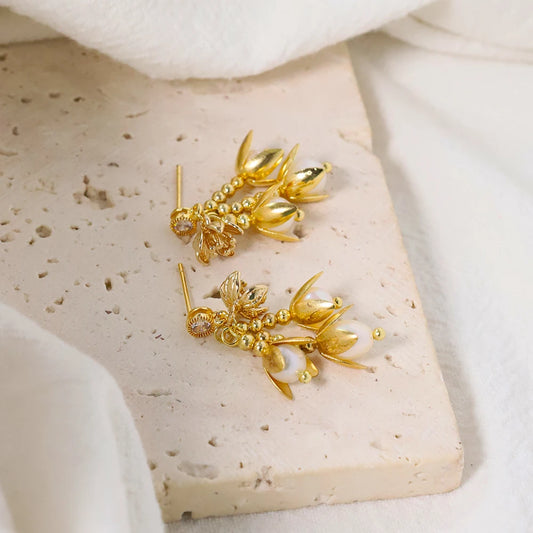 Natural Freshwater Pearls with Golden Flowers and Leaves Earrings for Women Korean Classic Vintage Fashion Jewelry Stud Earrings