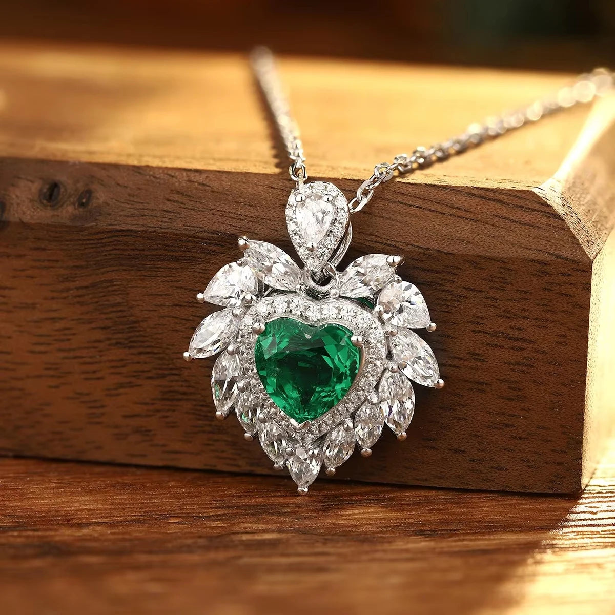 Gemfiori Anster 925 Sterling Silver High-quality Cultivation Lab Grown Emerald Necklace - Suitable for Parties or As a Gift
