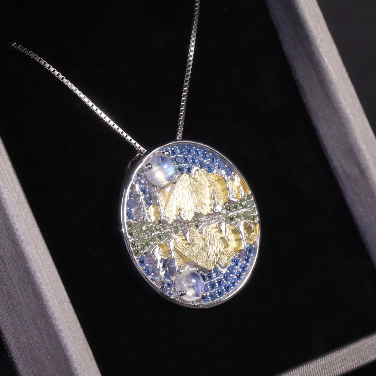 ArtistA C8195 Abiding Unique Iceberg Mountain Landscape Moonlit Scene Circle Round 925 Silver Natural Moonstone Necklace Pendant