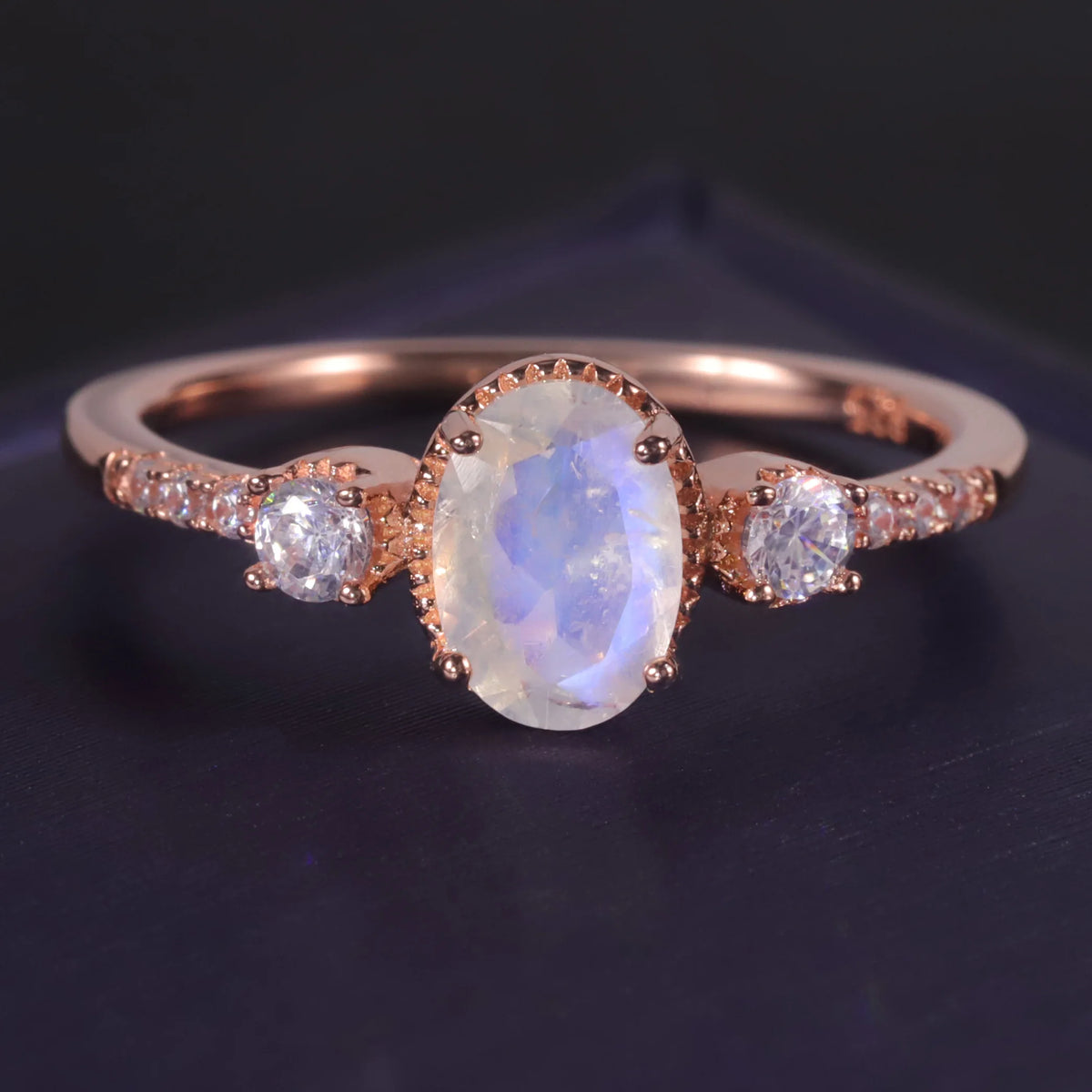 ArtistA Abiding Unique Design Exquisite 925 Silver Inspired Faceted Natural Milky Blue Moonstone Cluster Halo Ring for Women Bijoux