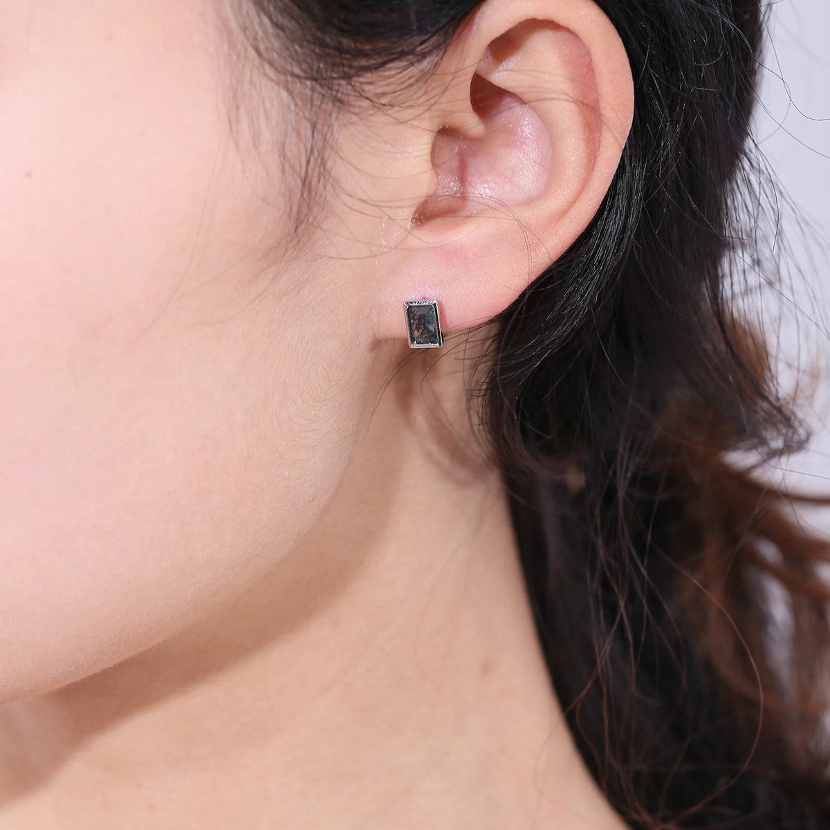 ArtistA Abiding Designer Rhodium Plating 925 Silver Earrings Studs Natural Green Moss Agate English Hook Earrings Best Gifts