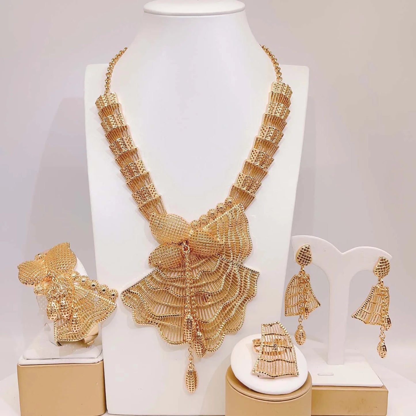 Zhuerrui Exquisite Accessories Good Jewelry Sets Fashion Silver Necklace Jewelry Set High-end Woman Costume Pendant H00745