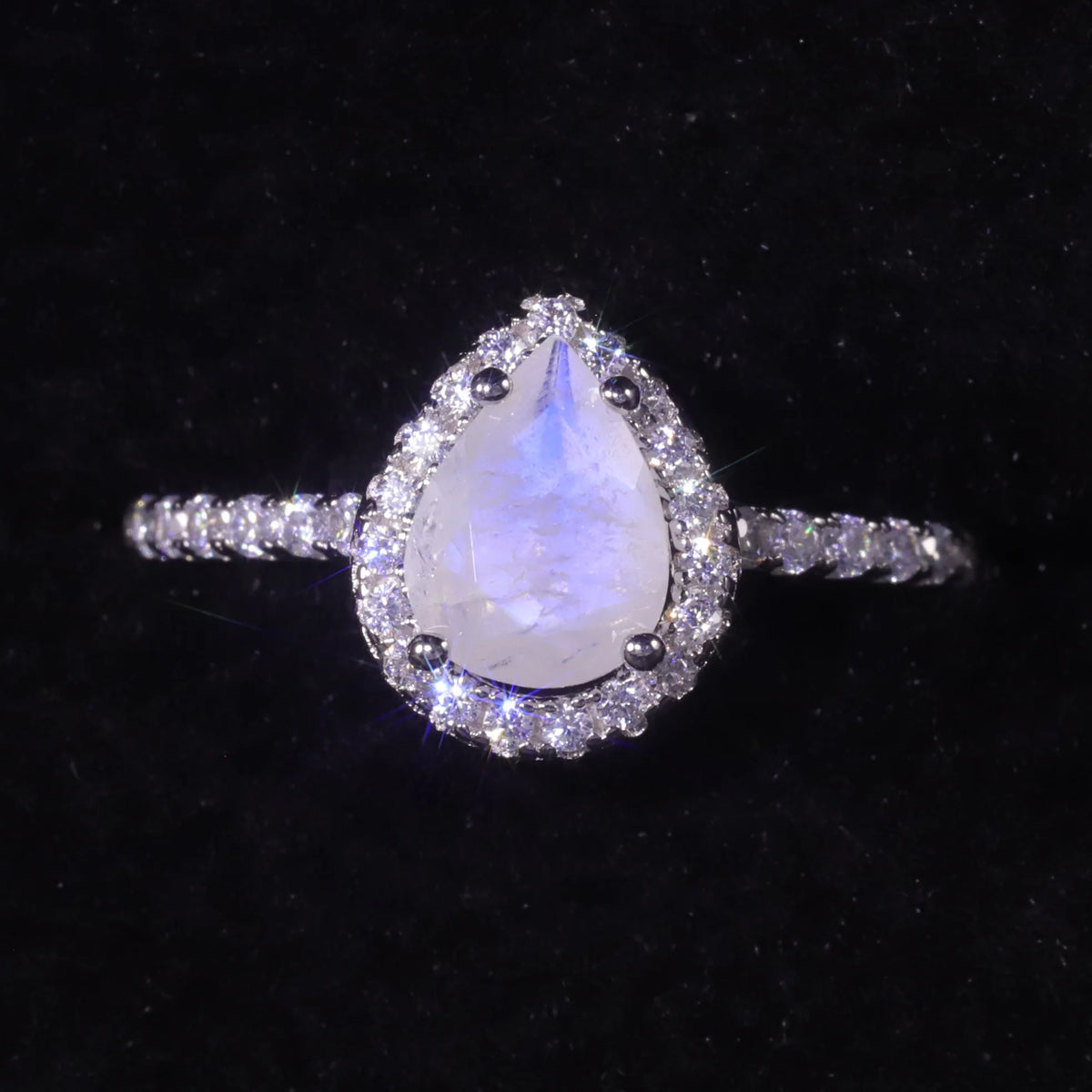 ArtistA Abiding Unique Design Exquisite 925 Silver Inspired Faceted Natural Milky Blue Moonstone Cluster Halo Ring for Women Bijoux