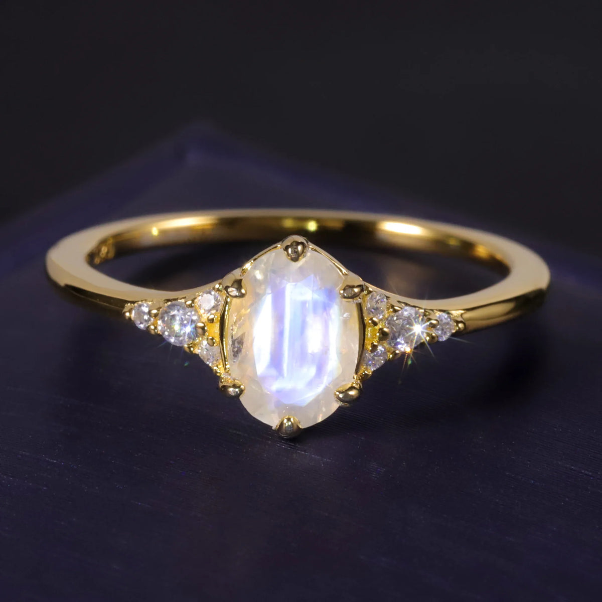 ArtistA Abiding Unique Design Exquisite 925 Silver Inspired Faceted Natural Milky Blue Moonstone Cluster Halo Ring for Women Bijoux
