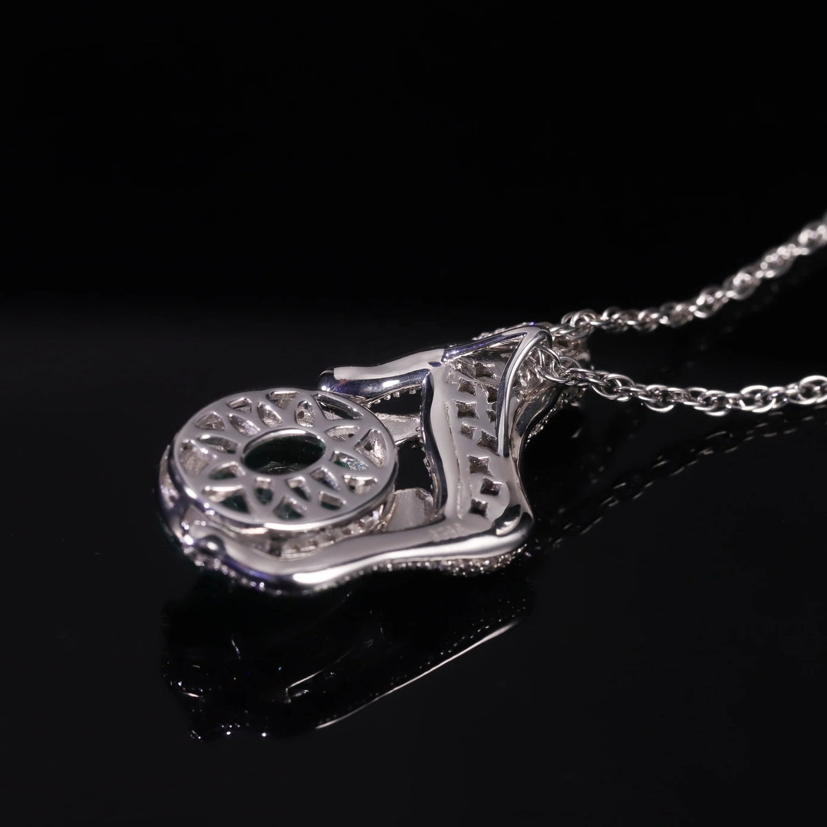 ArtistA Abiding High Quality Trendy Oval Cut 10x14MM Imitated Emerald White Cz Leopard Animal 925 Silver Pendant Necklace