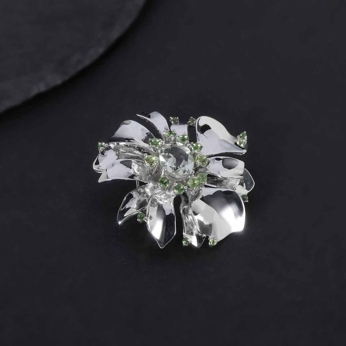 ArtistA Delicate Exquisite 925 Sterling Silver Natural Green Amethyst Blossom Flower Brooch Pin Peony Brooches for Clothing Decor