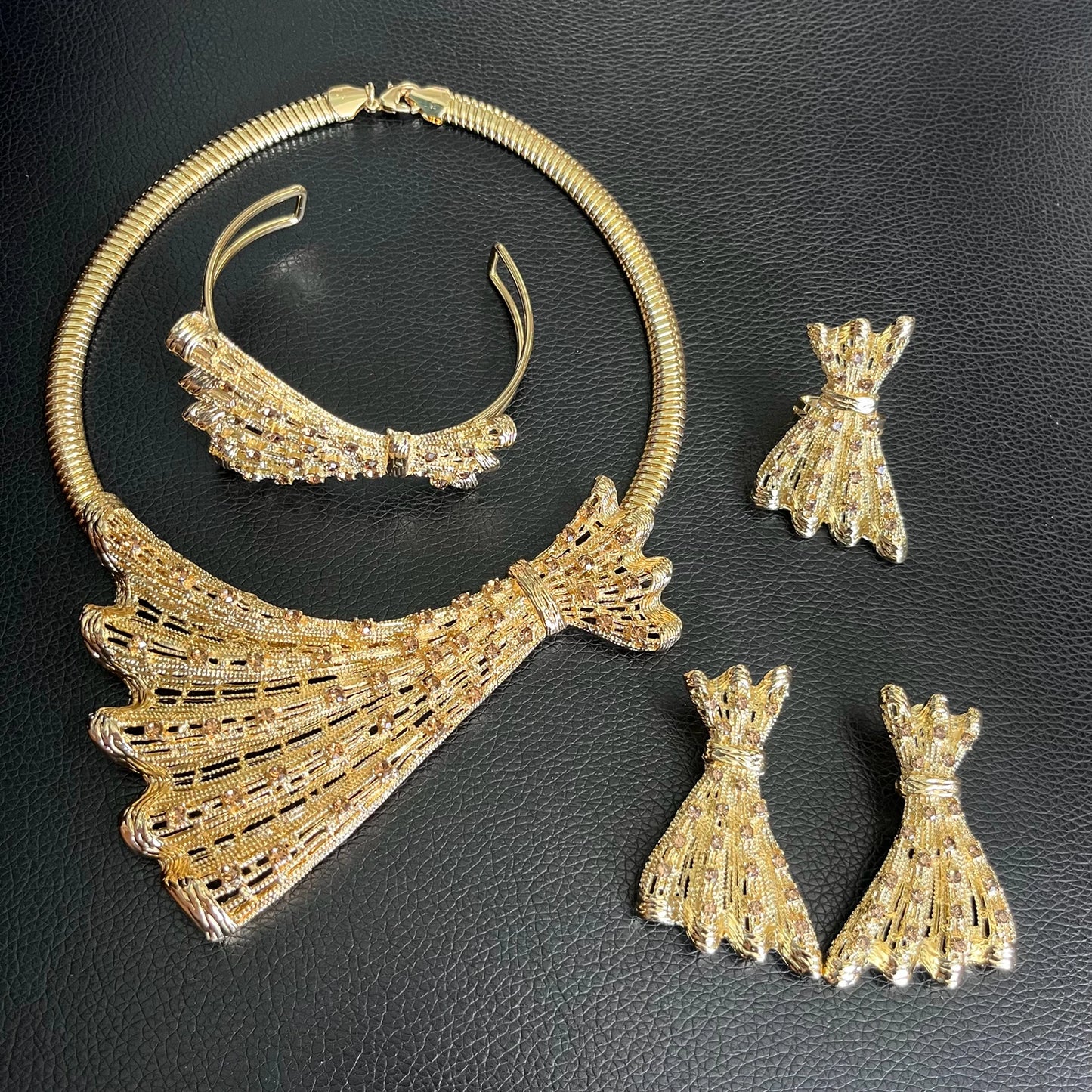 Zhuerrui Hot Selling Diamond Set High Quality Jewelry Set Brass Gold Plated Bow Earrings Dubai Wedding Jewelry Four SetsH00771