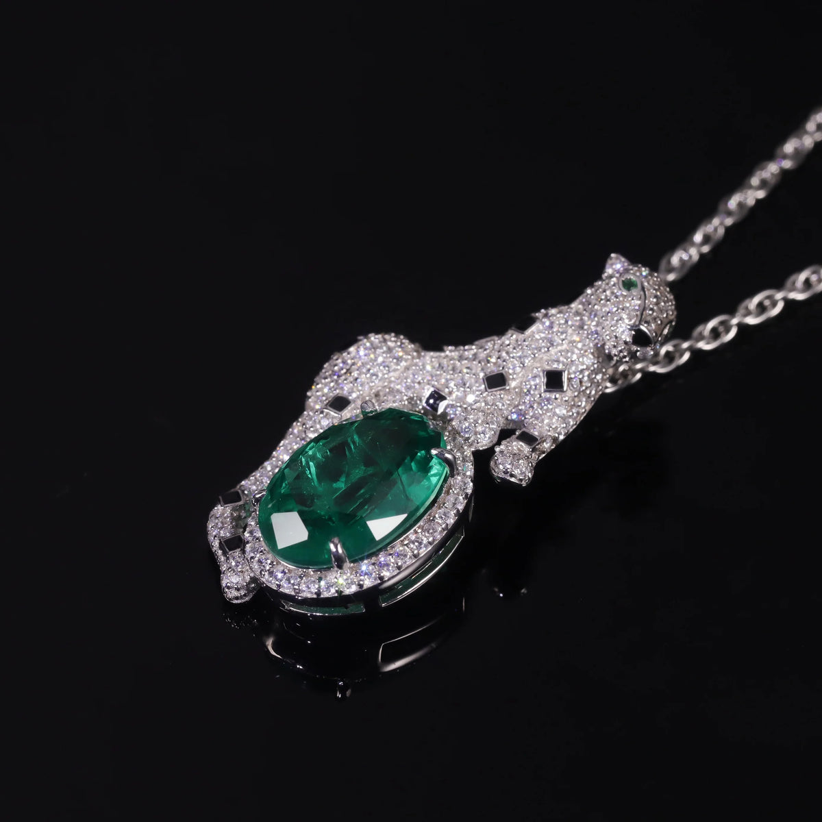 ArtistA Abiding High Quality Trendy Oval Cut 10x14MM Imitated Emerald White Cz Leopard Animal 925 Silver Pendant Necklace