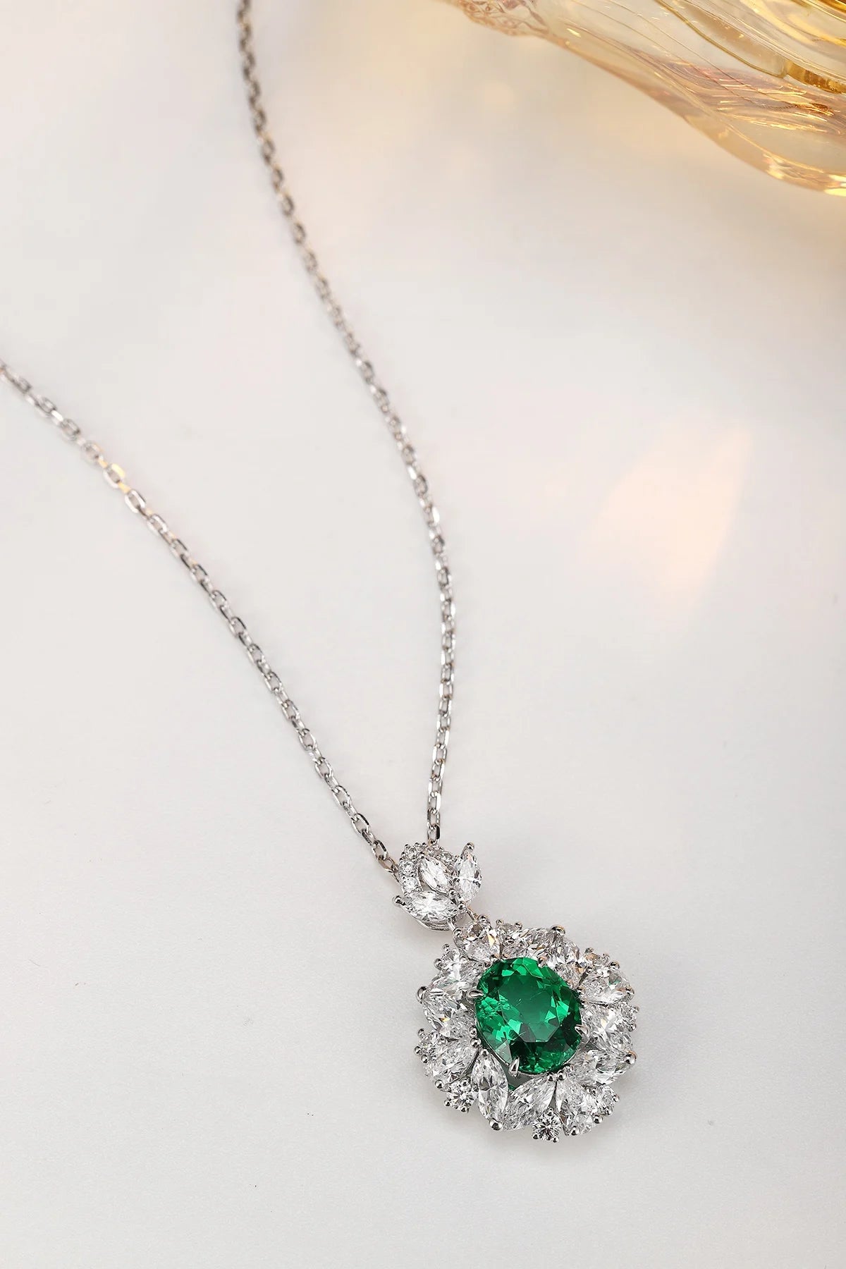 Gemfiori Anster 925 Sterling Silver High-quality Cultivated Emerald Necklace - Suitable for Parties or As a Gift