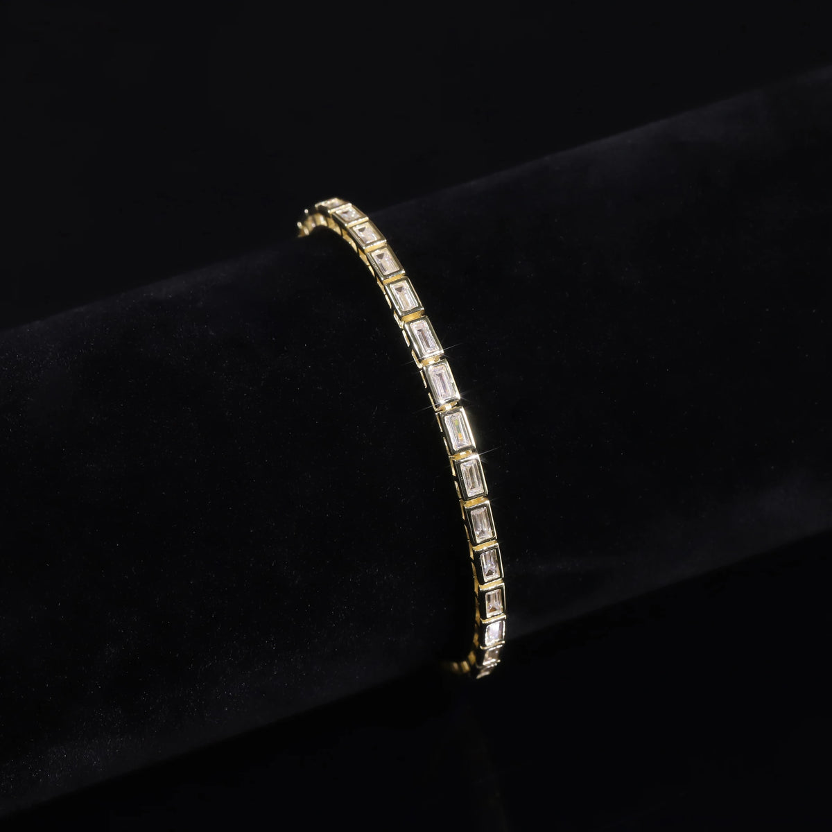 ArtistA Factory Direct Sales Trendy Gold Plated 925 Silver Bezel Setting Baguette Cut Moissanite Diamond Tennis Bracelets for Women