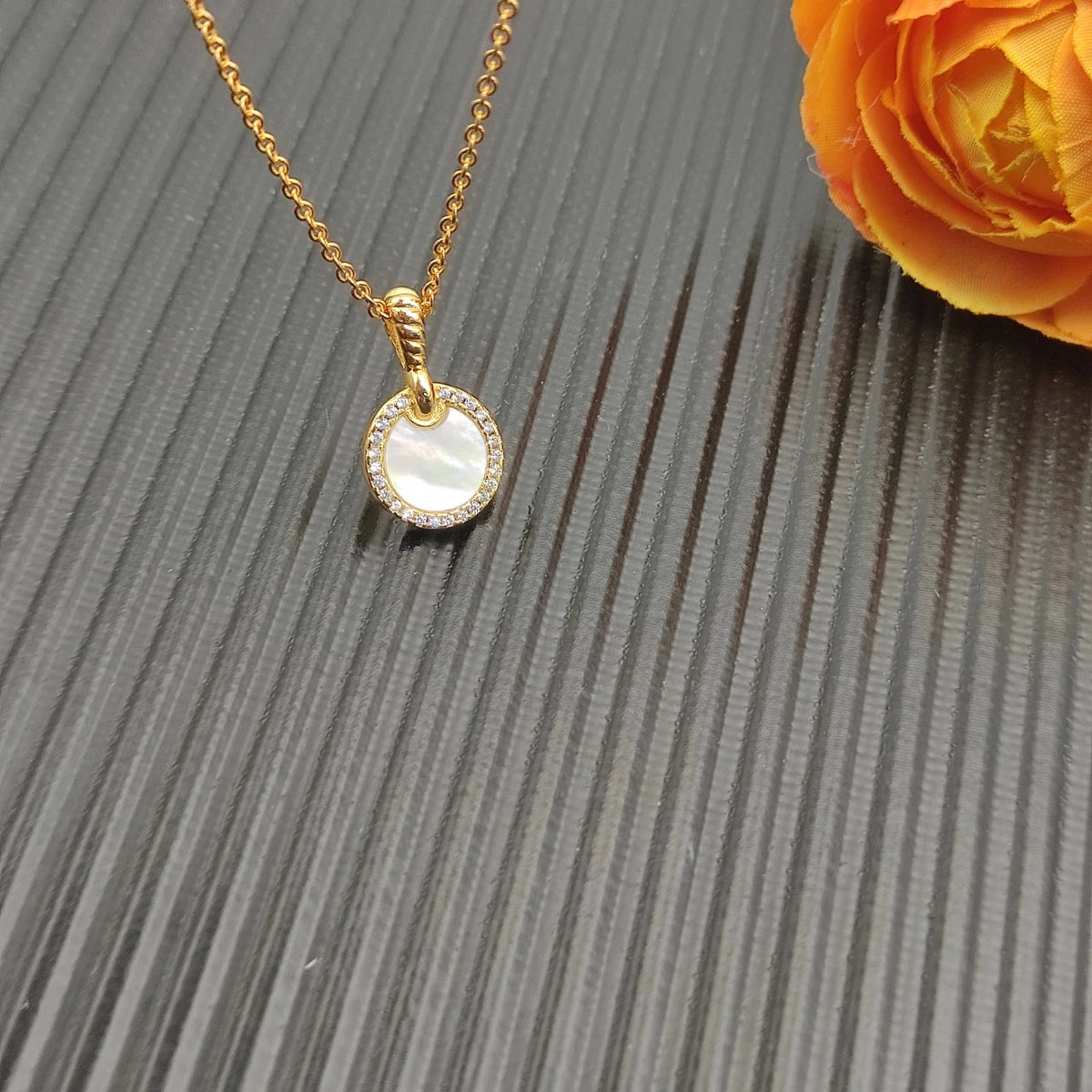 FASHIONISTA DY High-Quality Silver-Plated 17.8mm Round Diamond Necklace. Gold-Plated Colored Gemstone Necklace. Jewelry .