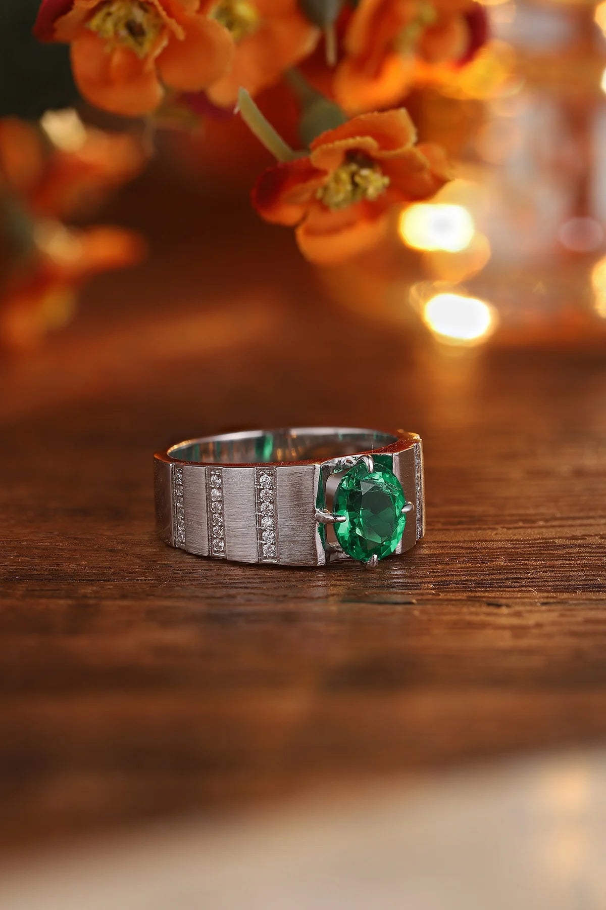 Gemfiori S925 Silver Cultivated Emerald Men's Ring Main Stone: 1.63CT Side Stones: 0.38CT Total Weight: 7G