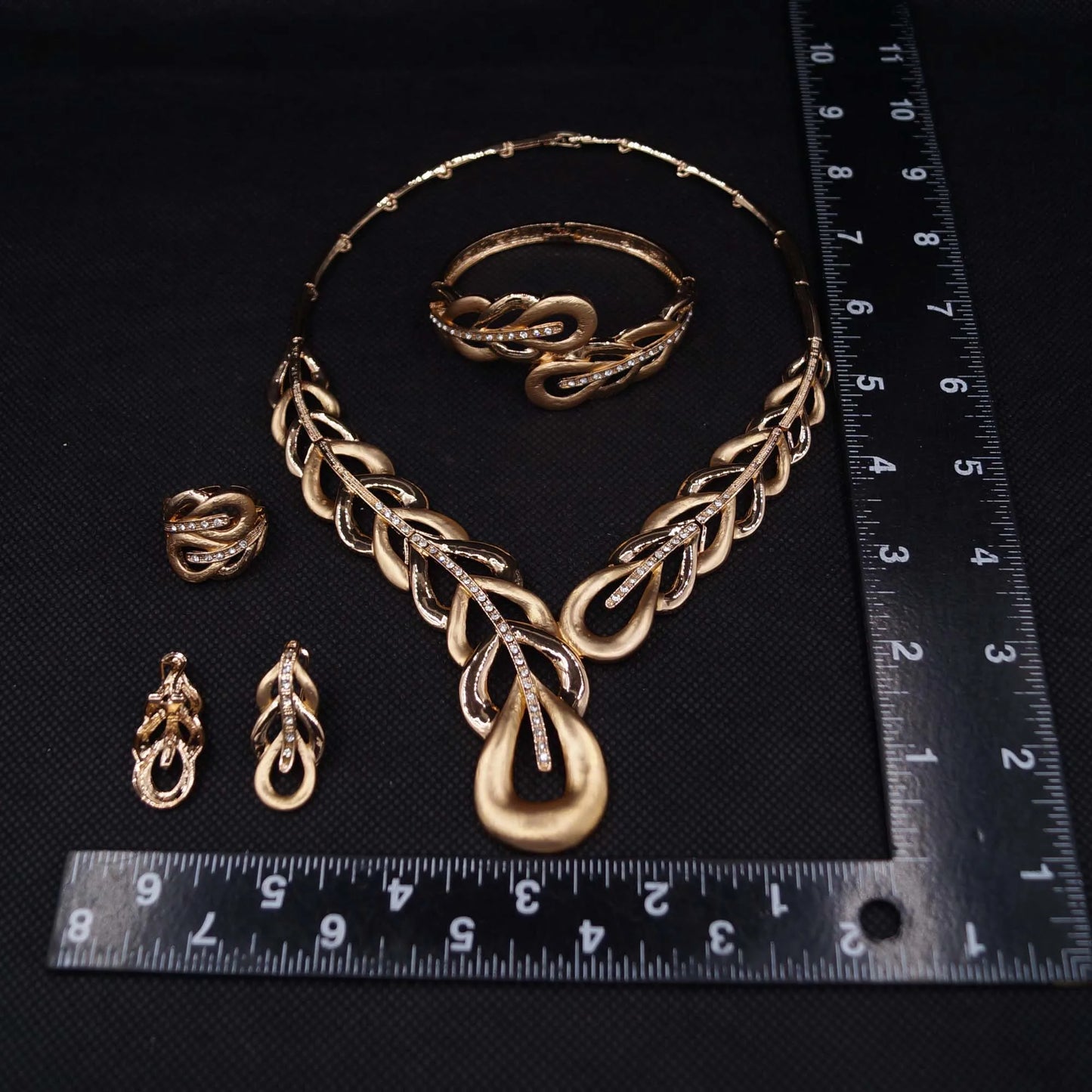 Zhuerrui Hot Selling Gold Jewelry Sets Simple Silver Drop Beads Necklace Jewelry Set Latest Woman Pendant Accessories HA23256