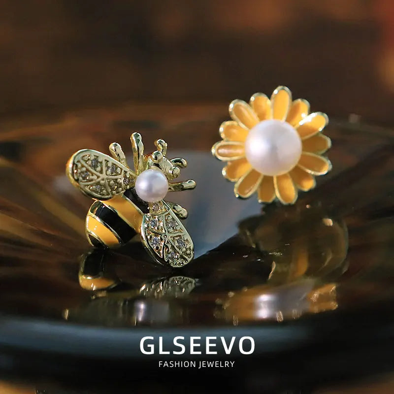 Asymmetric Bee Flower Natural Freshwater Pearl Stud Earrings 18K Gold Plated Pierced Fashion Earrings Jewellery Woman GE1746