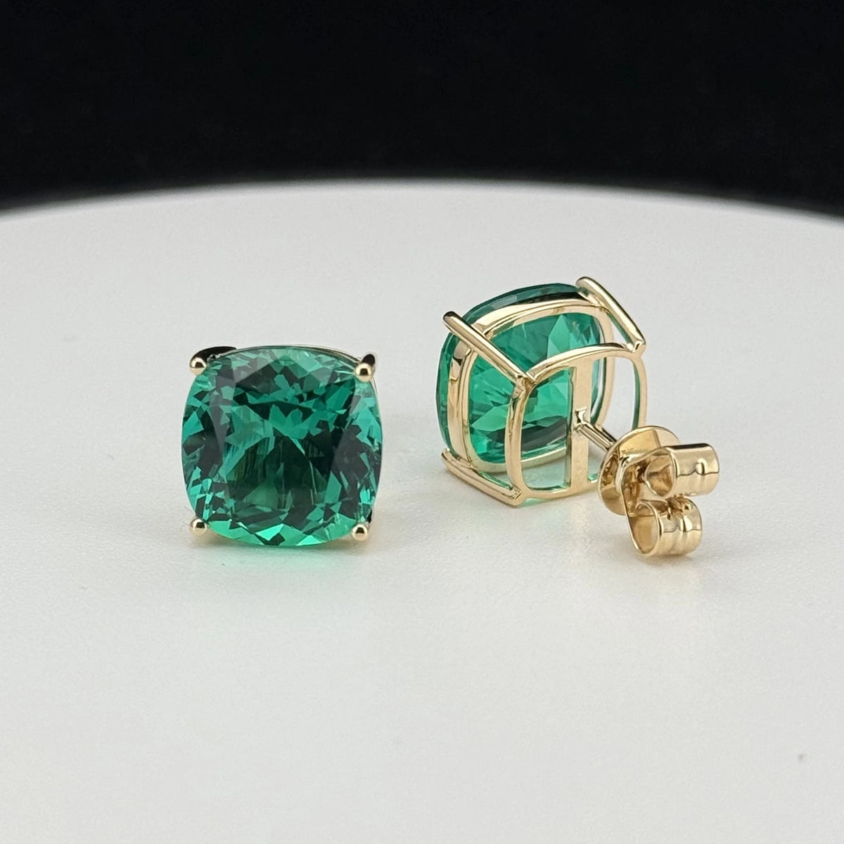 ArtistA 5 Carat Cushion Cut Hydrothermal Lab Grown Emerald Stud Earrings Solid 18K Yellow Gold Fine Jewelry for Women Gift