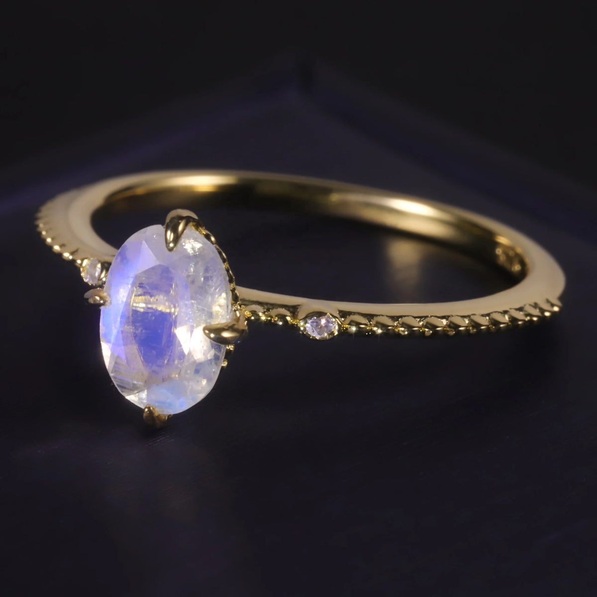 ArtistA OL0907 Abiding Minimalist Tiny Moonstone Gemstone 925 Silver Wedding Unique Stackable Milky Blue Moonstone Ladies Finger Rings
