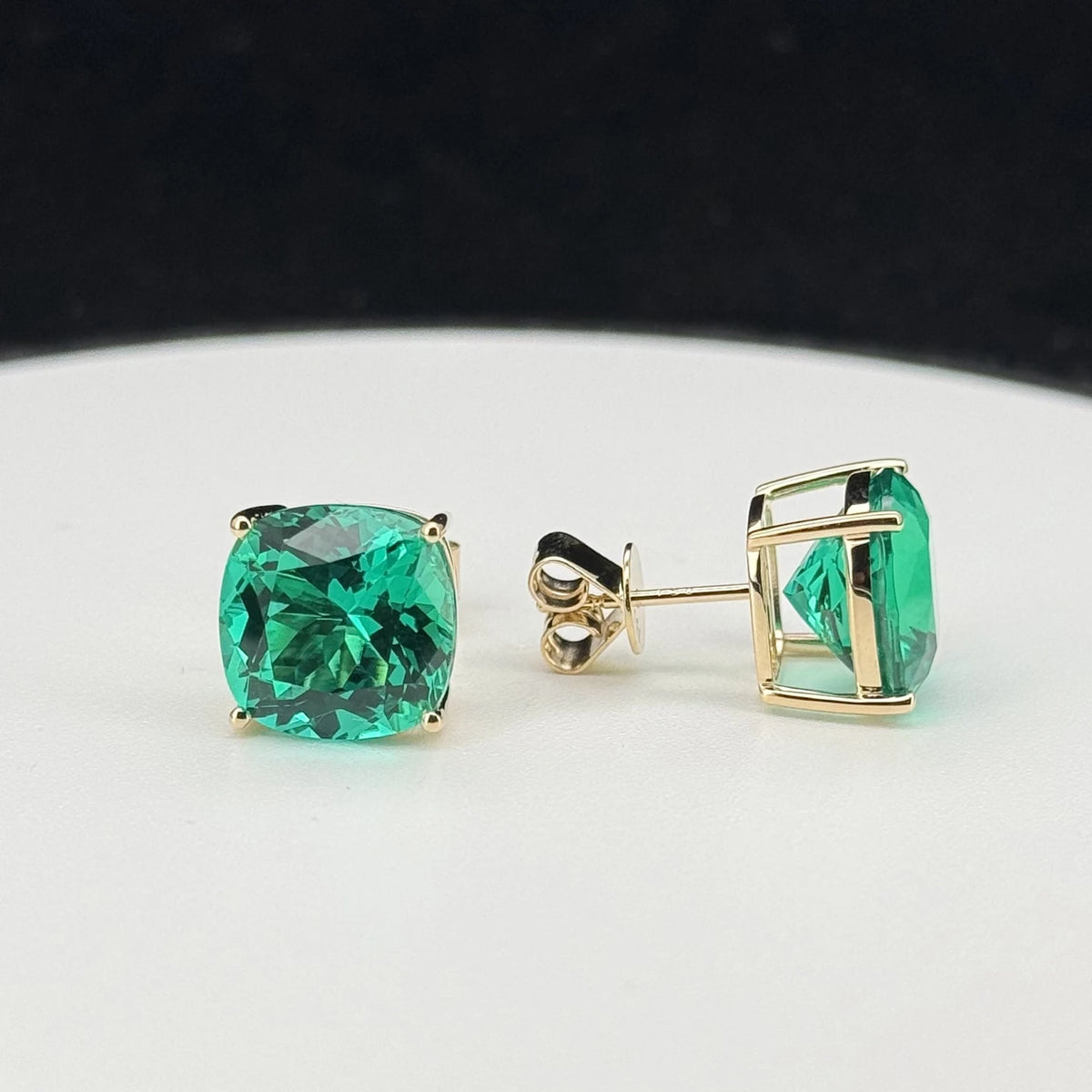ArtistA HQ Gems Cushion Cut 5 Carat Lab Grown Hydrothermal Emerald 18K Gold Yellow Gold Stud Earrings