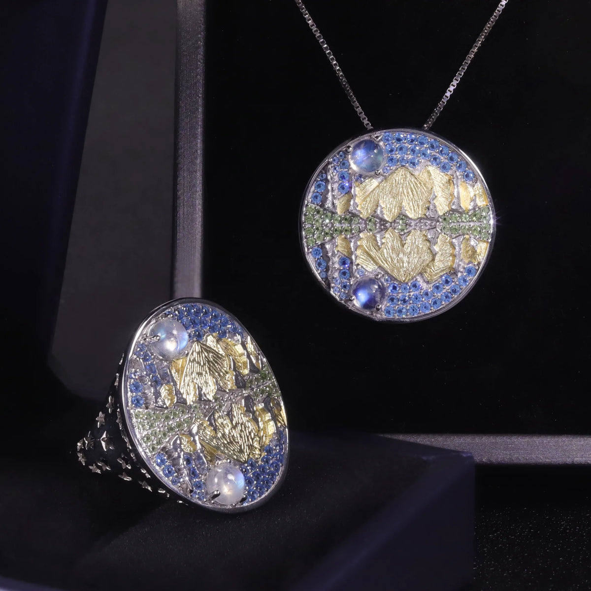 ArtistA Abiding Unique Design Women 925 Silver Natural Landscape Clacier Moonlit Scene Circle Chips Moonstone Pendant Ring Set