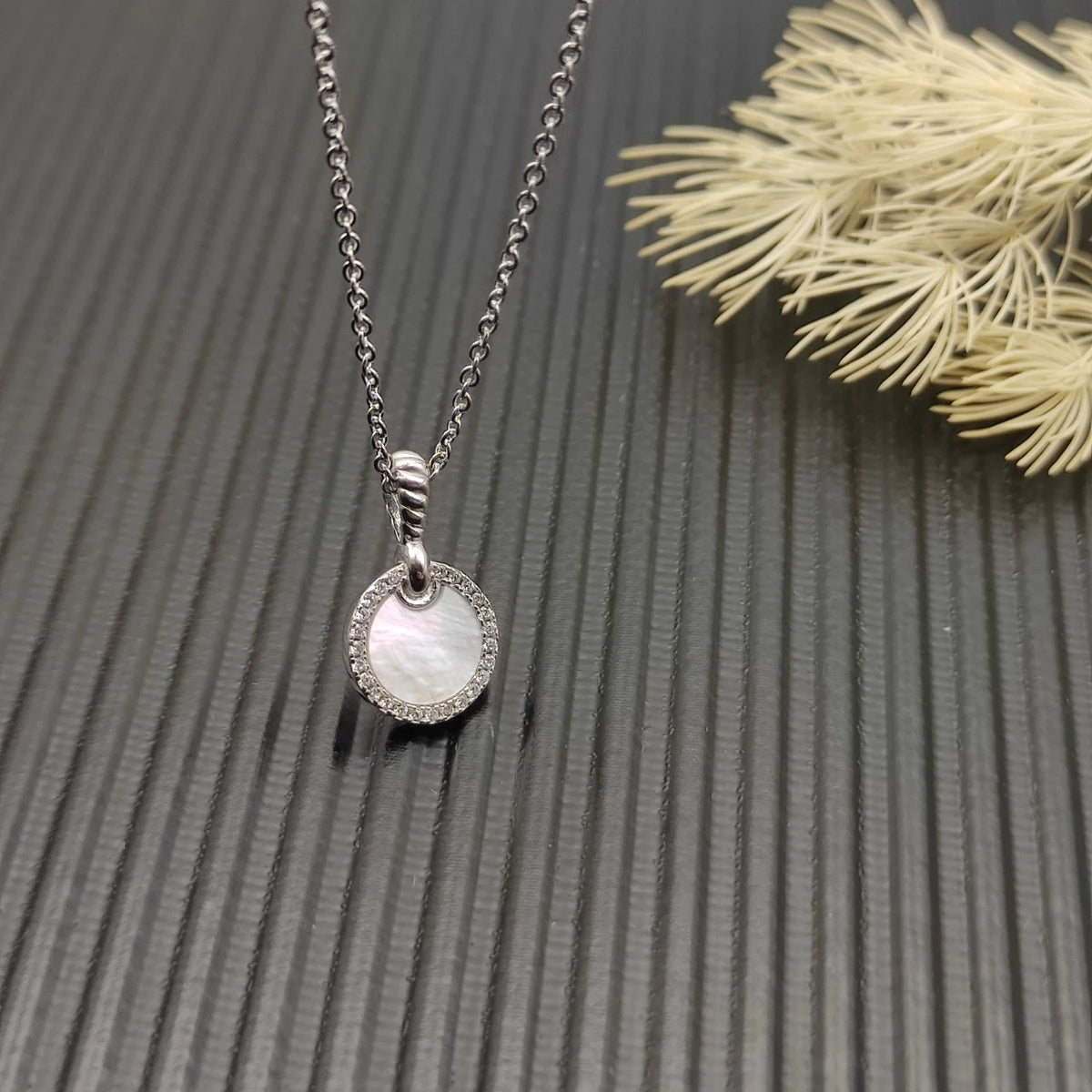 FASHIONISTA DY High-Quality Silver-Plated 17.8mm Round Diamond Necklace. Gold-Plated Colored Gemstone Necklace. Jewelry .