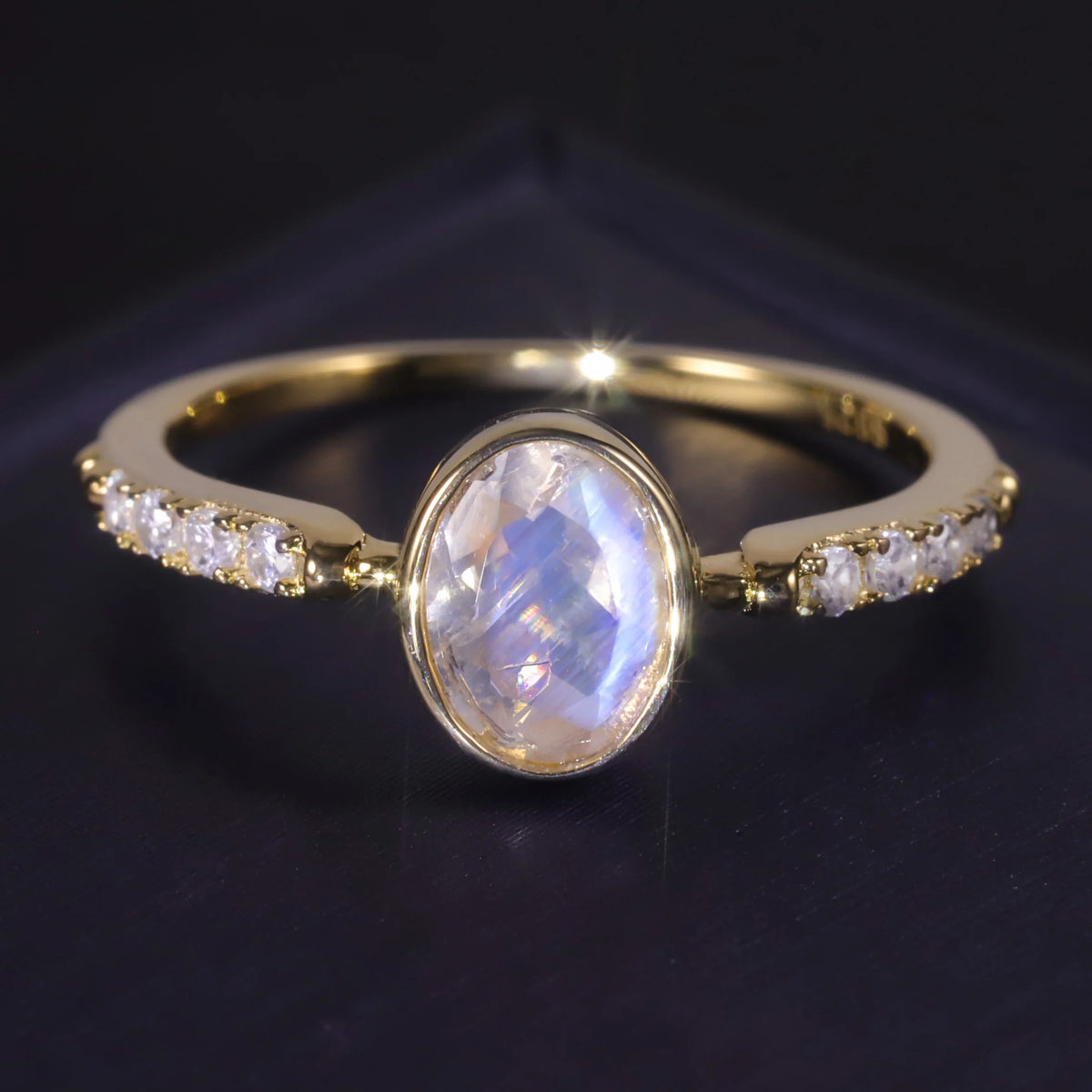 ArtistA Abiding Unique Design Exquisite 925 Silver Inspired Faceted Natural Milky Blue Moonstone Cluster Halo Ring for Women Bijoux