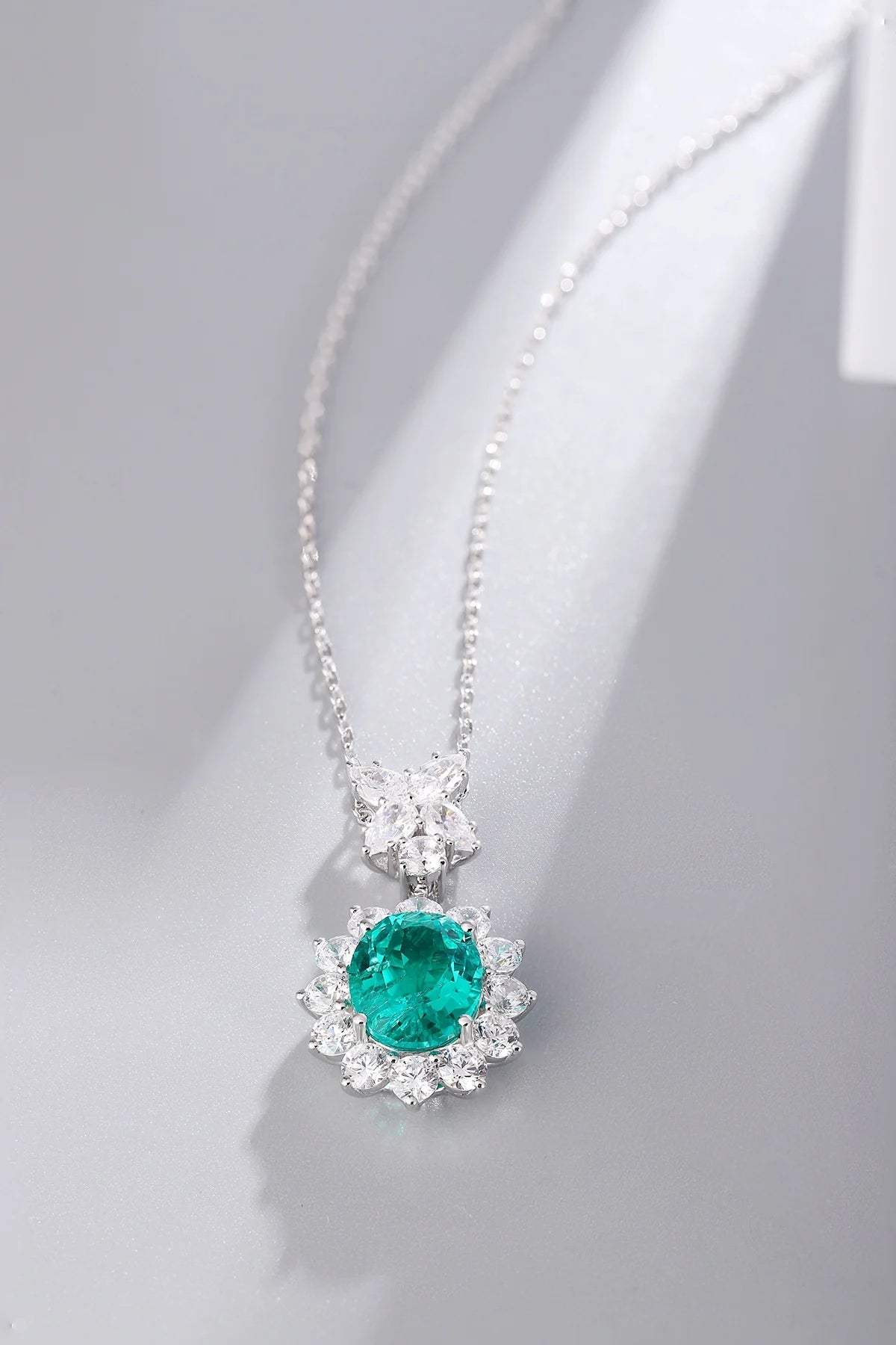 Gemfiori Anster 925 Sterling Silver High-quality Cultivated Emerald Necklace - Suitable for Parties or As a Gift