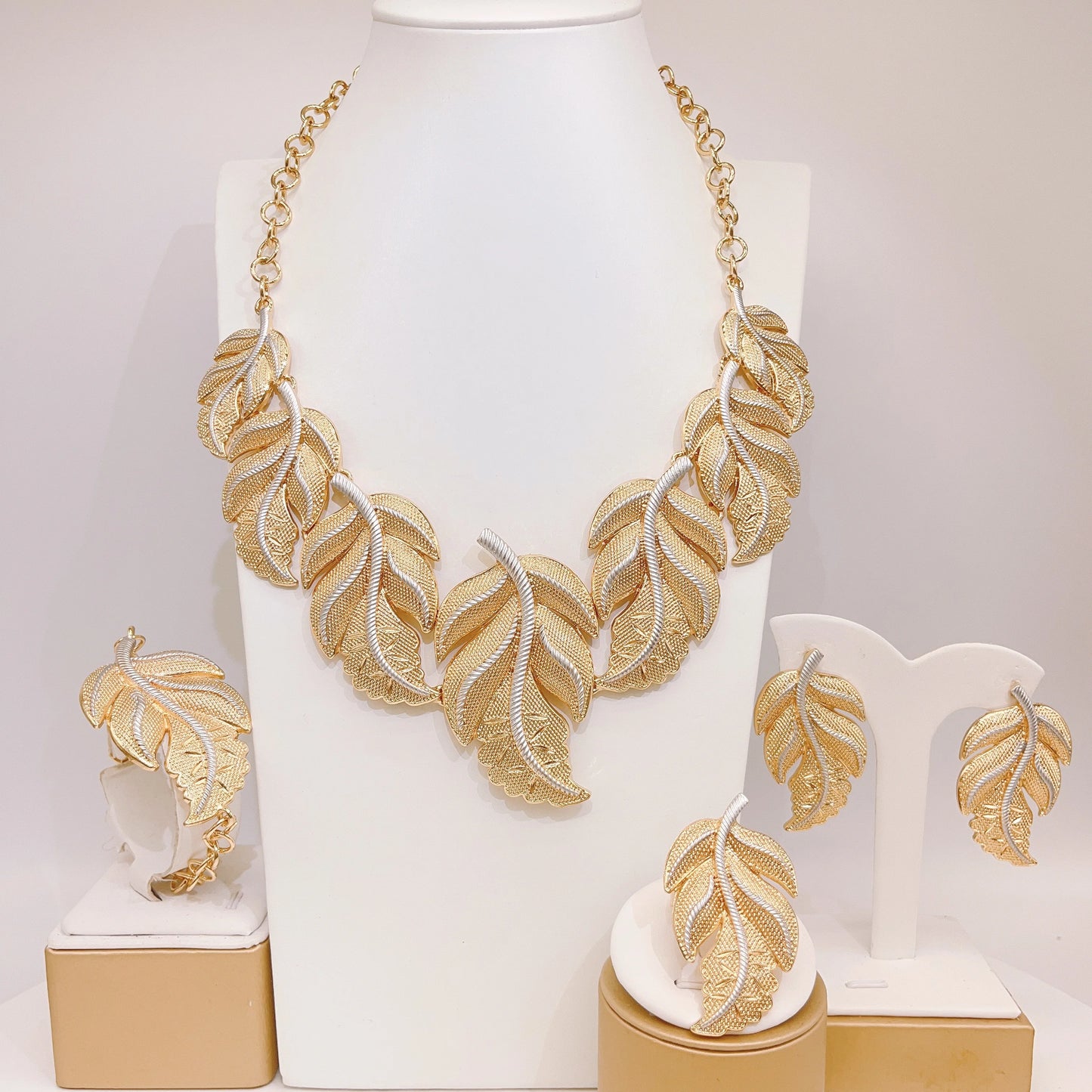 Zhuerrui Beautiful Bridal Good Jewelry Sets Latest Silver Leaf Shape Necklace Jewelry Set Favors Woman Costume Pendant H00747