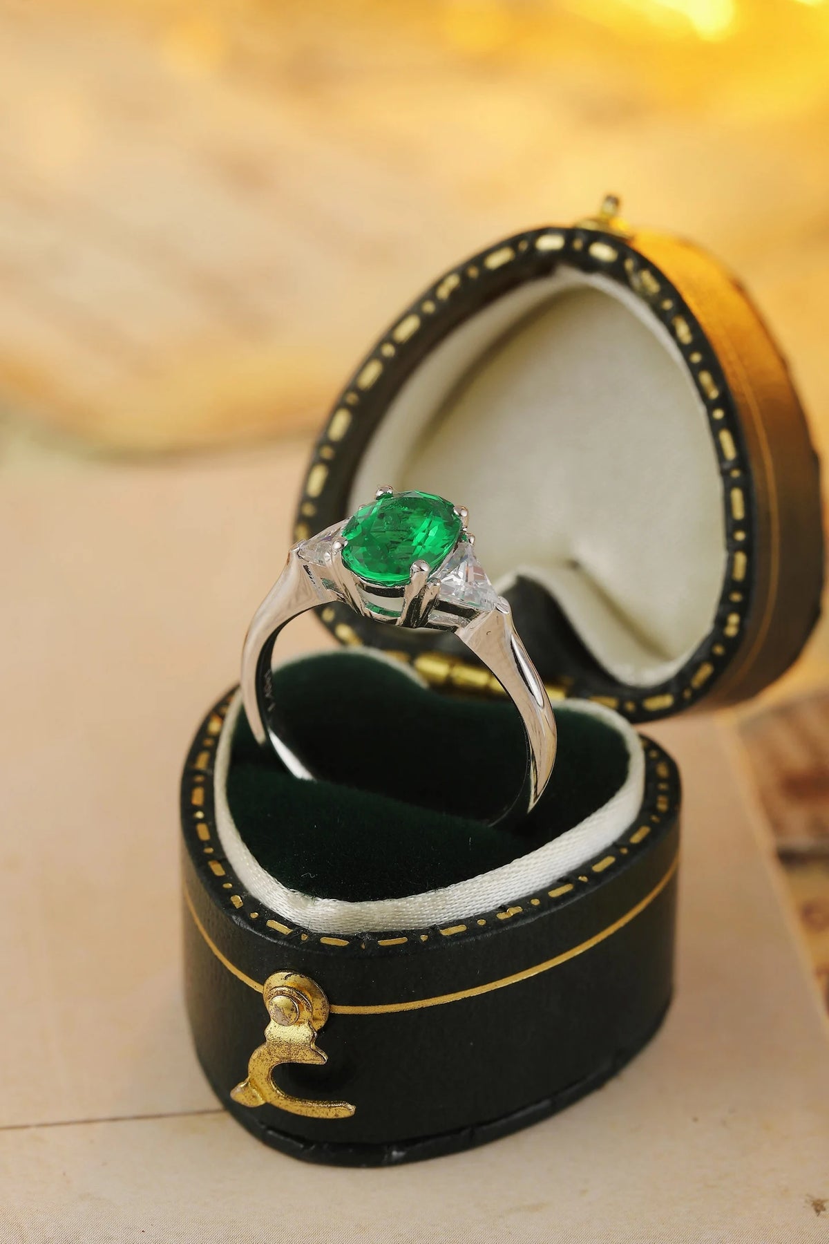 Gemfiori Anster Jewelry S925 Silver Lab Grown Oval Cut Emerald Ring Luxury Halo Setting Fine Jewelry for Daily & Party Wear