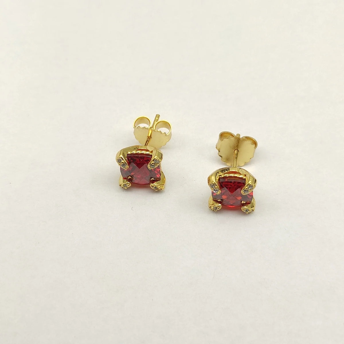 DY High-Quality Silver-Plated 8mm Four-Prong Diamond Earrings. Gold-Plated 8mm Colored Gemstone Earrings. Wholesale Jewelry.