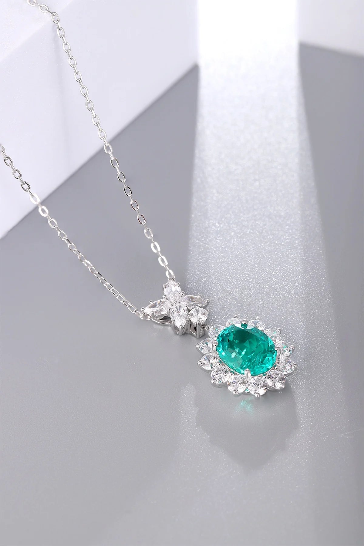 Gemfiori Anster 925 Sterling Silver High-quality Cultivated Emerald Necklace - Suitable for Parties or As a Gift